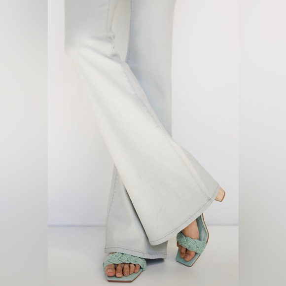 NWT - Pilcro Anthropologie Low Rise Flare Jeans - Size 26 - Picture 3 of 8
